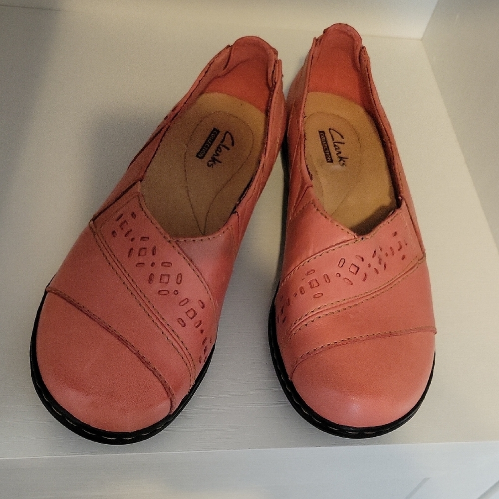 Clarks Women's Sz6 Leather upper Coral Loafers